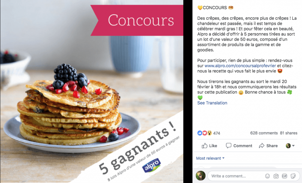 A Mardi Gras giveaway post on Facebook. The image shows a stack of pancakes with berries, with the title "Concours: 5 gagnants". The caption describes how to enter the contest through the organizer's website, in French.