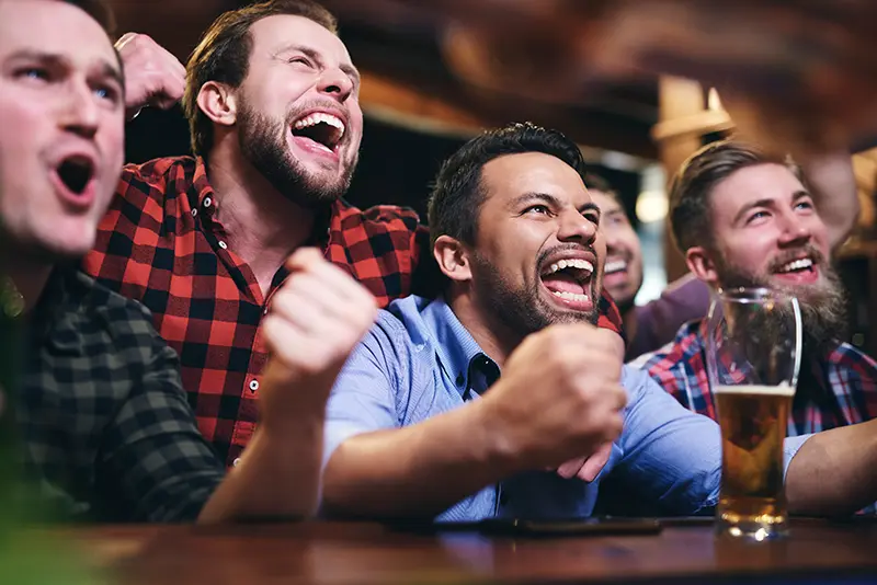 Cómo atraer más clientes a tu bar deportivo con promociones digitales