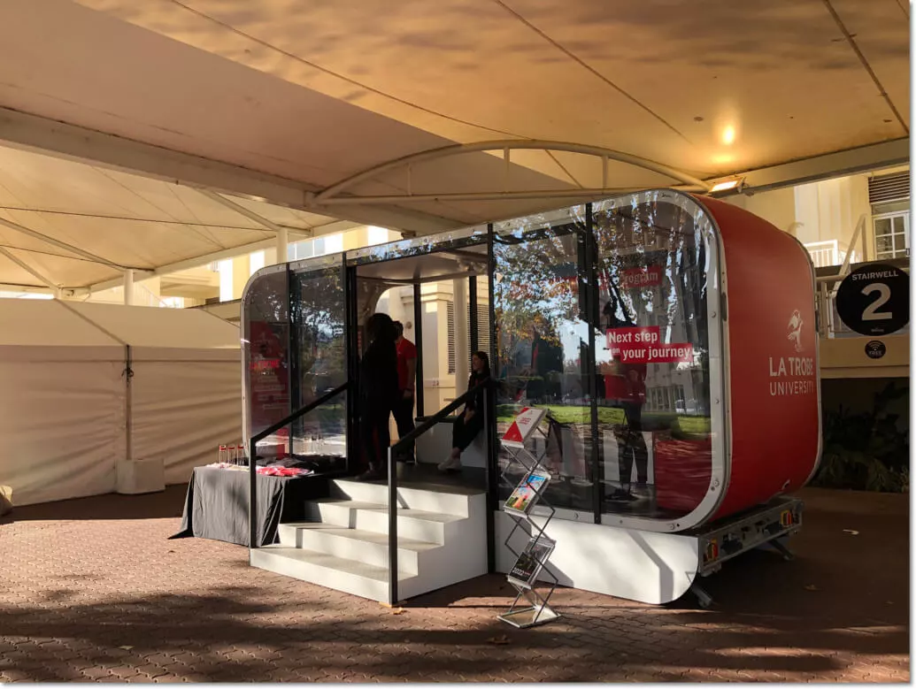 generar leads en un evento: estand de La Trobe